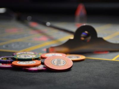How Pro and Amateur Poker Players Differ